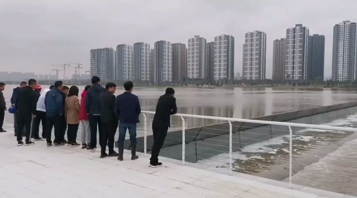 2021年11月，我司業(yè)務(wù)經(jīng)理陶云飛陪同西安領(lǐng)導(dǎo)參觀液壓壩蓄水現(xiàn)場(chǎng)